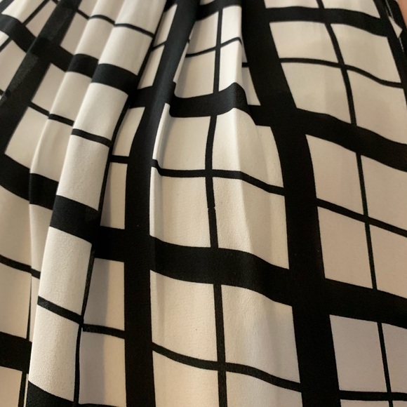 Black and white silk tank top. - Picture 2 of 4